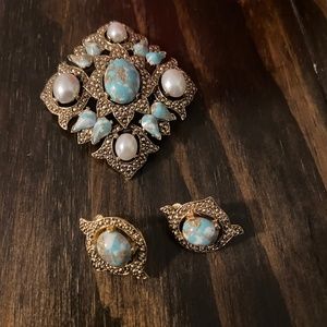 Sarah Coventry brooch and clip on earrings